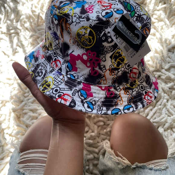 zumiez reversible cool graphic bucket hat - Picture 5 of 6